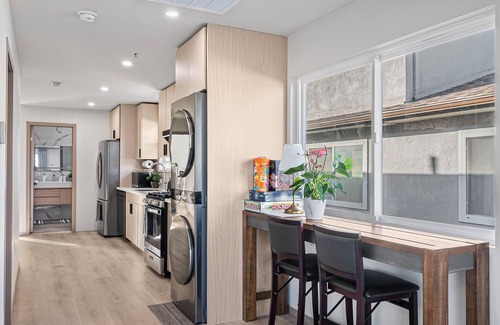 Broadmoor Casa | 3-bedroom house on 2F in peaceful Daly City with AC, WiFi.