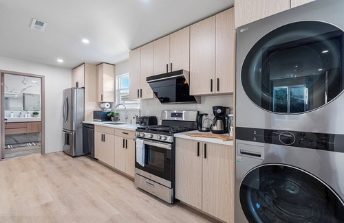 Broadmoor Casa | 3-bedroom house on 2F in peaceful Daly City with AC, WiFi.