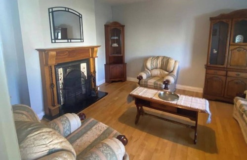 Dromahair Casa | 3 Bed-Sleeps 5-Garden-Parking-Pets