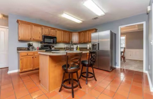 Warner Robins Casa | 3 bedroom house walking distance to Rigbys & 8 minute drive to Perry Fairgrounds