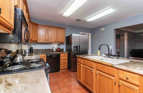 Warner Robins Casa | 3 bedroom house walking distance to Rigbys & 8 minute drive to Perry Fairgrounds