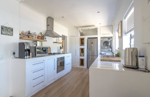 Constantia Casa | 3-Bedroom House with big Porch, Outdoor Kitchen, Heat Pump heated Swimming Pool