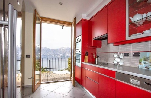 Brezzo di Bedero Apartamento | Grande 3 Cama Moderno apartamento con vistas al impresionante lago en el Lago Maggiore