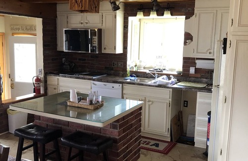 Manchester Casa | 3 Bedroom Lake House on Lake Delhi with 2.5 Bathrooms