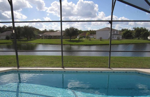 Crescent Lakes Villa | Una casa de vacaciones de acacia. 3 camas, vista al lago impresionante con piscina orientada al sur