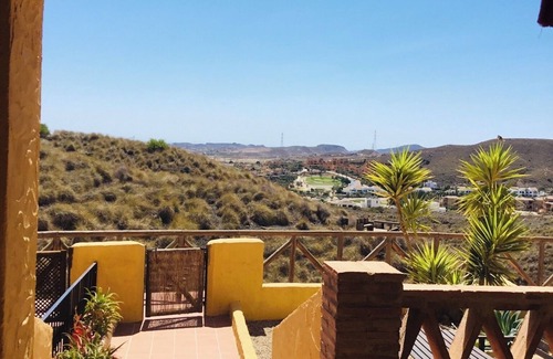 Vera Casa | Casa Las Colinas con hermoso jardín, terraza en la azotea con vistas al mar y montaña