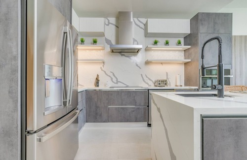 Cocoplum Condominio | 3 Bedroom Luxury Beachfront Condo Brand New Pool