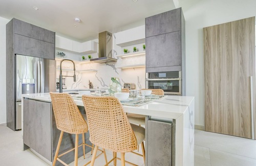 Cocoplum Condominio | 3 Bedroom Luxury Beachfront Condo Brand New Pool