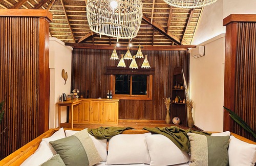 Beyin Villa | 3-bedroom Luxury Villa near Nzulezu with WiFi, AC and Free Breakfast