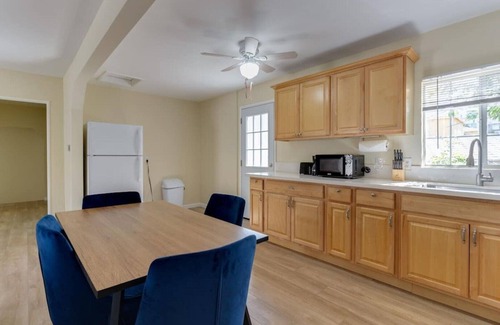 Rampart Village Casa | 3 bedroom Mid-Wilshire Charmer near Downtown