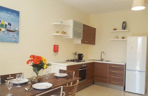 Qawra Apartamento | ¡Apartamento moderno de 3 dormitorios, a 100 metros del mar!