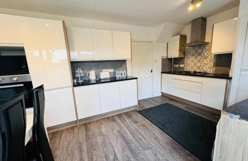 Toddington Casa | 3 Bedroom Modern House in Luton LU4 0TY - Amazon Prime - No Party