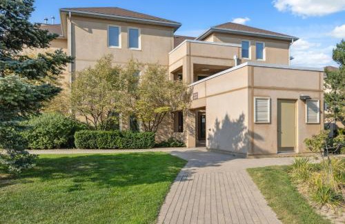 The Blue Mountains Apartamento | 3 Bedroom Mountain Walk Condo, Steps to Village