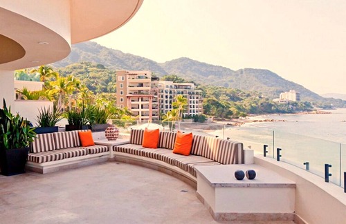 South Shore Hotel Area Casa | 3 Bedroom Oceanfront Penthouse on the Beach
