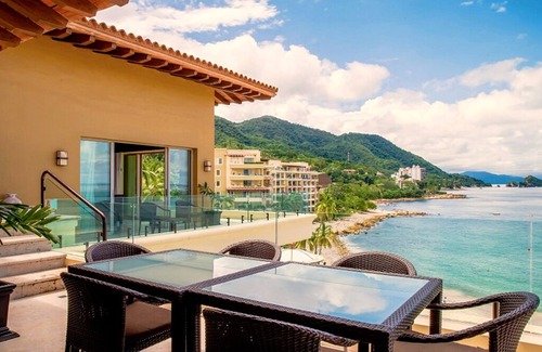 South Shore Hotel Area Casa | 3 Bedroom Oceanfront Penthouse on the Beach