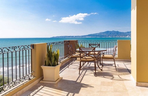 Flamingos Apartamento | 3 bedroom oceanfront suite with terrace, Jacuzzi and all the amenities