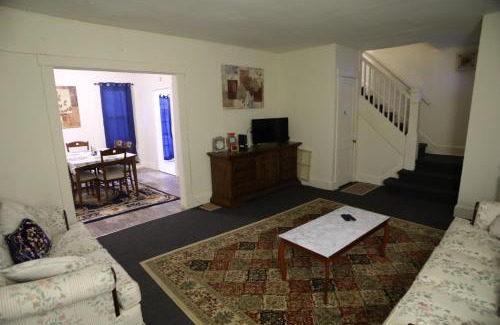 Charlton Heights Apartamento | 3 bedroom one bathroom townhouse - 20B Elm street Charlton Heights WV 25040