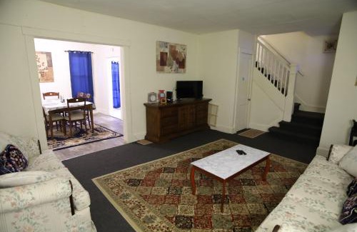 Charlton Heights Apartamento | 3 bedroom one bathroom townhouse - 20B Elm street Charlton Heights WV 25040
