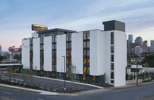 East Bank Casa | 3 Bedroom Premium Patio - Cozy Unit Groups