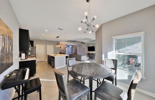 Northside Casa | Rancho de 3 dormitorios cerca del aeropuerto de Jax. Este encantador hogar está configurado para jugar o trabajar.