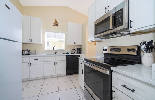 Crescent Lakes Casa | 3 Bedroom SF Pool Home-WiFi, Games Room, ROKU