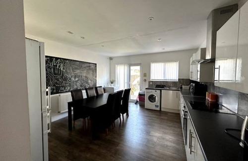 Newbury Park Casa | 3 Bedroom Spacious Holiday Home on Central Line