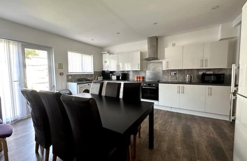 Newbury Park Casa | 3 Bedroom Spacious Holiday Home on Central Line