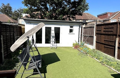 Newbury Park Casa | 3 Bedroom Spacious Holiday Home on Central Line