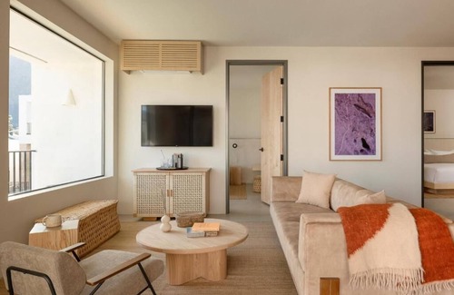 Downtown Palm Springs Hotel | 3 Bedroom Suite / Downtown Palm Springs / Full Kitchen and Living Area