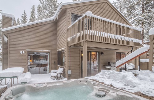 Deer Park Casa | 3 Bedroom Sunriver Beauty Has Fireplace, Hot Tub, Two Decks & SHARC passes
