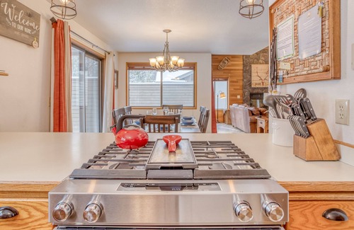 Deer Park Casa | 3 Bedroom Sunriver Beauty Has Fireplace, Hot Tub, Two Decks & SHARC passes