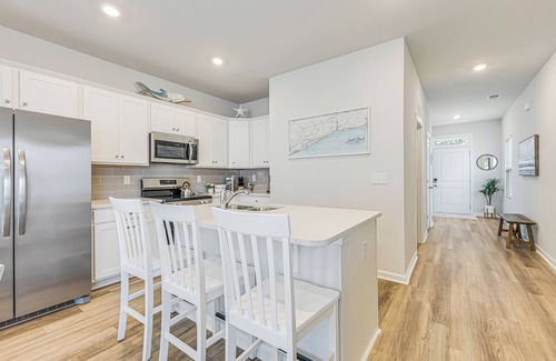 Ocean Isle Beach Casa | 3-bedroom townhome close to golf courses & beaches - Pets welcome, self-check-in