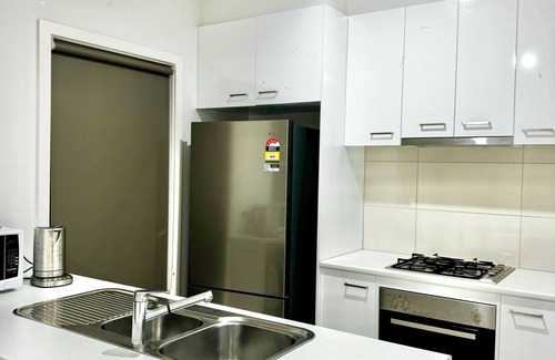 St. Albans Casa | 3-bedroom townhome in lovely St Albans, close to Melbourne airport with WiFi, AC