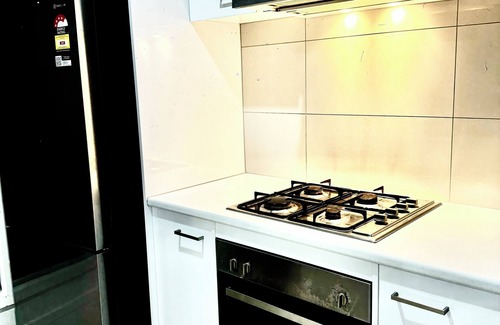 St. Albans Casa | 3-bedroom townhome in lovely St Albans, close to Melbourne airport with WiFi, AC
