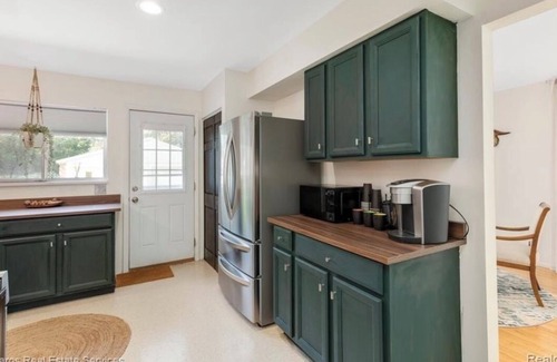 Grosse Pointe Casa | 3-bedroom townhome in brilliant Grosse Pointe with AC, WiFi Great location,