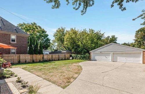 Grosse Pointe Casa | 3-bedroom townhome in brilliant Grosse Pointe with AC, WiFi Great location,