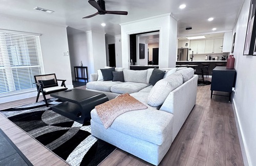 Addison Casa | 3-bedroom townhome in amazing location with WiFi, AC