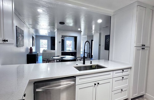 Addison Casa | 3-bedroom townhome in amazing location with WiFi, AC