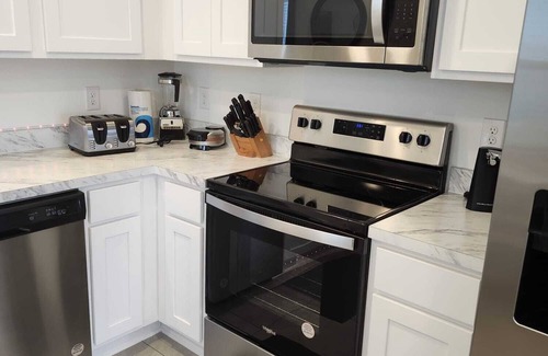 Northside Casa | 3-bedroom townhome in brilliant Jacksonville with WiFi, AC perfect distance.