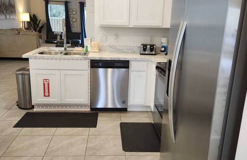 Northside Casa | 3-bedroom townhome in brilliant Jacksonville with WiFi, AC perfect distance.