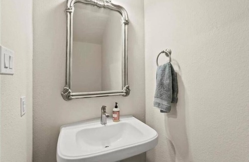Northeast Carrollton Casa | 3-Bedroom Townhome with AC and WiFi in Carrollton