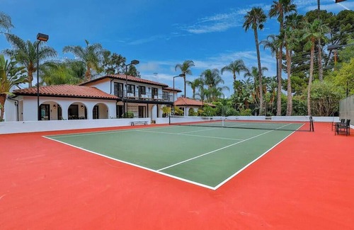 Sherman Oaks Villa | 3-bedroom villa in marvelous Los Angeles with 300 People Event Space.