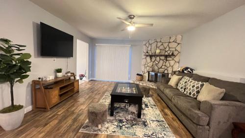 Torrey Pines Ranch Casa | 3 bedroom w Swimming pool and billiards table