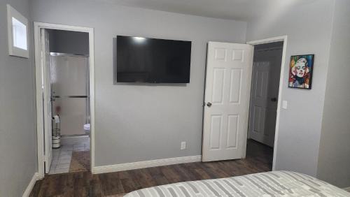 Torrey Pines Ranch Casa | 3 bedroom w Swimming pool and billiards table