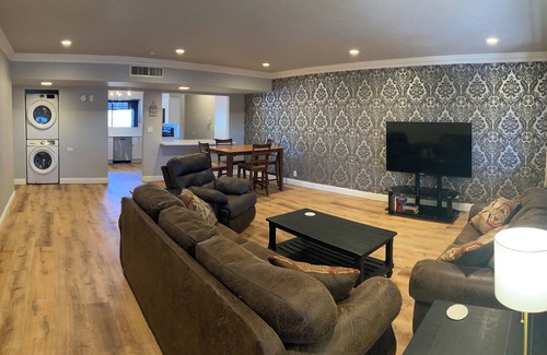 Las Vegas Condominio | 3-bedroom walking distance to strip.