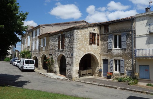 Saint-Clar Casa | Casa de 3 dormitorios en la hermosa plaza porticada