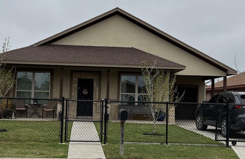 Brownsville Casa | 3 bedrooms 2 1/2 bathrooms sleep 7 people