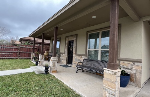 Brownsville Casa | 3 bedrooms 2 1/2 bathrooms sleep 7 people