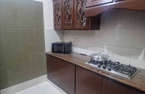 Township Apartamento | 3 Bedrooms, 2 Baths Entire Unit Private Garage LHR