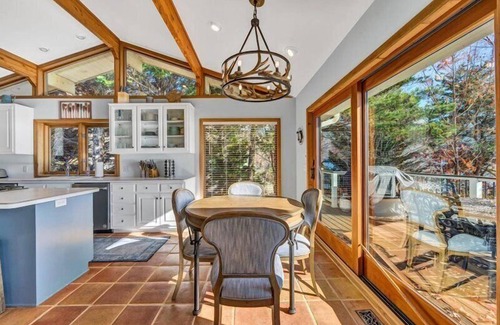 Huddleston Casa | 3 Bedrooms, 2 Flex Rooms, 4½ Bathrooms! Beautiful lakefront home with wide water and mountain view